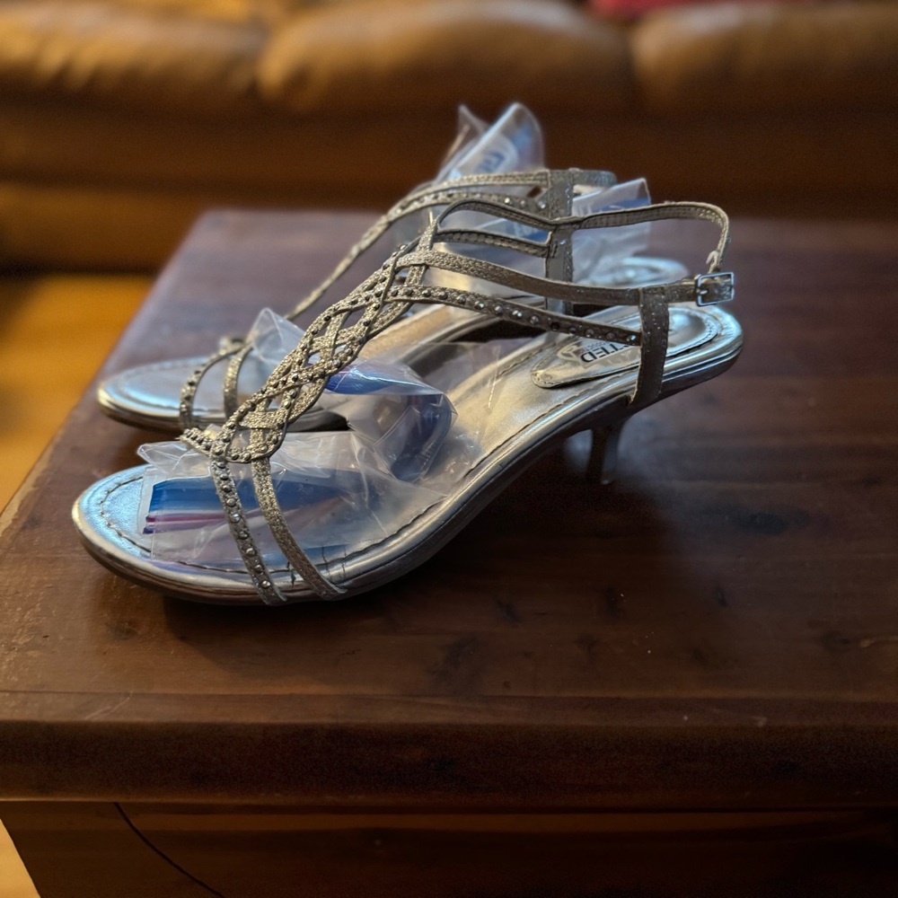 Kenneth Cole Unlisted Sandal - Picture 2 of 7